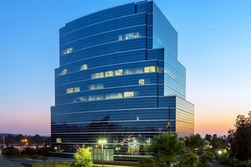 100 N Barranca St, West Covina, CA à louer - Photo du bâtiment - Image 2 de 21