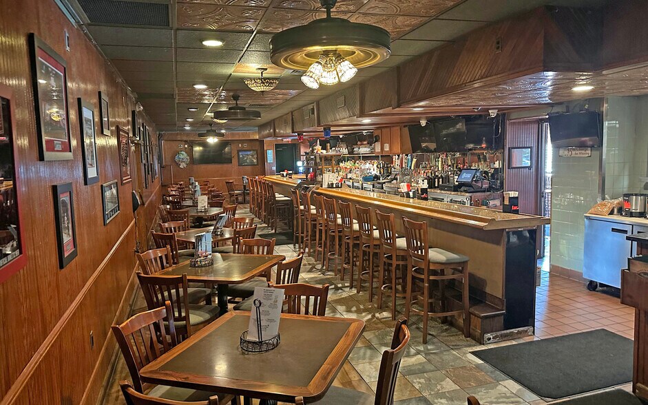 25853 5 Mile Rd, Redford, MI à vendre - Photo intérieure - Image 3 de 8