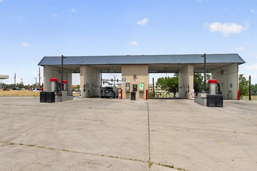 Freedom Auto Wash Portoflio portfolio of 3 properties for sale on LoopNet.ca - Building Photo - Image 3 of 3