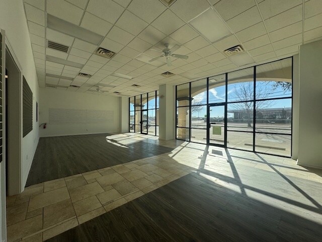 1585 E Broad St, Mansfield, TX à louer - Photo intérieure - Image 2 de 13