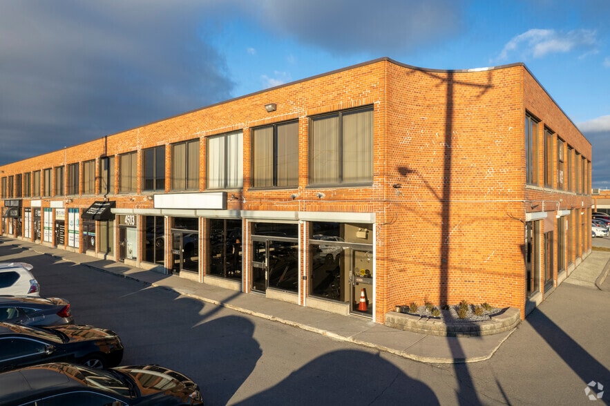 4501-4517 Chesswood Dr, Toronto, ON for lease - Primary Photo - Image 1 of 5