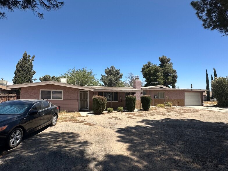 15826 Bear Valley Rd, Victorville, CA à vendre - Photo du bâtiment - Image 2 de 3