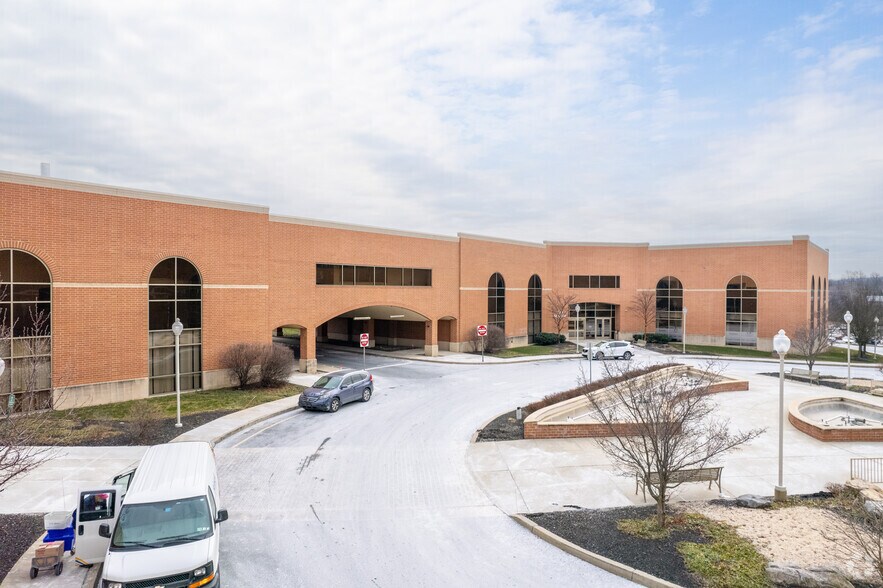 240 Cetronia Rd, Allentown, PA à louer - Photo du bâtiment - Image 2 de 12