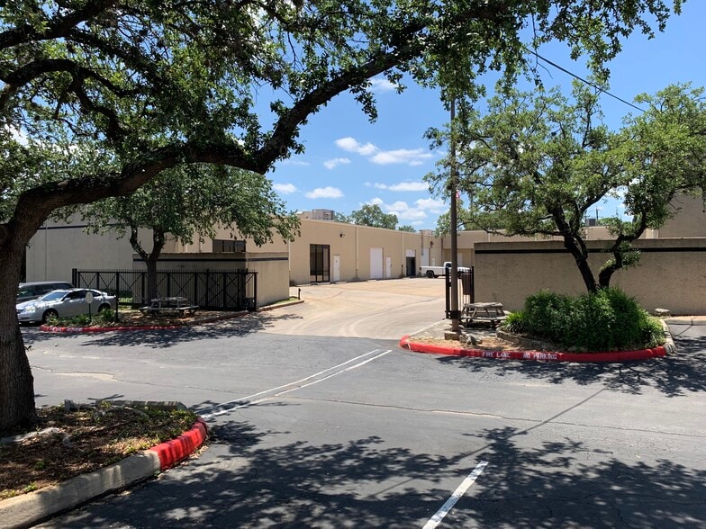 459-599 Spencer Ln, San Antonio, TX for lease - Building Photo - Image 3 of 11