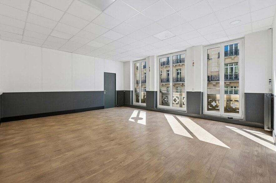 61 Rue Pierre Charron, Paris for lease - Interior Photo - Image 3 of 9