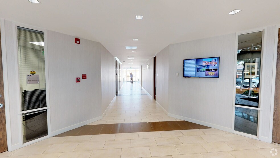 1112 E Copeland Rd, Arlington, TX à louer - Numérisation 3D de Matterport - Image 2 de 15