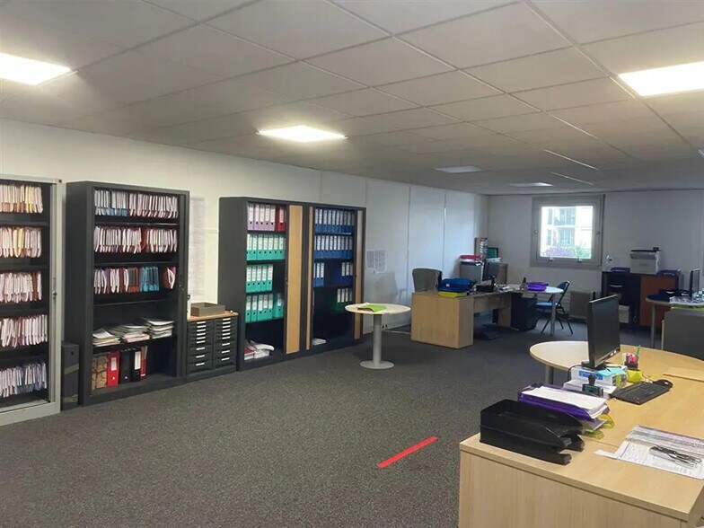 Office in Saint-Ouen-sur-Seine for lease - Building Photo - Image 3 of 6