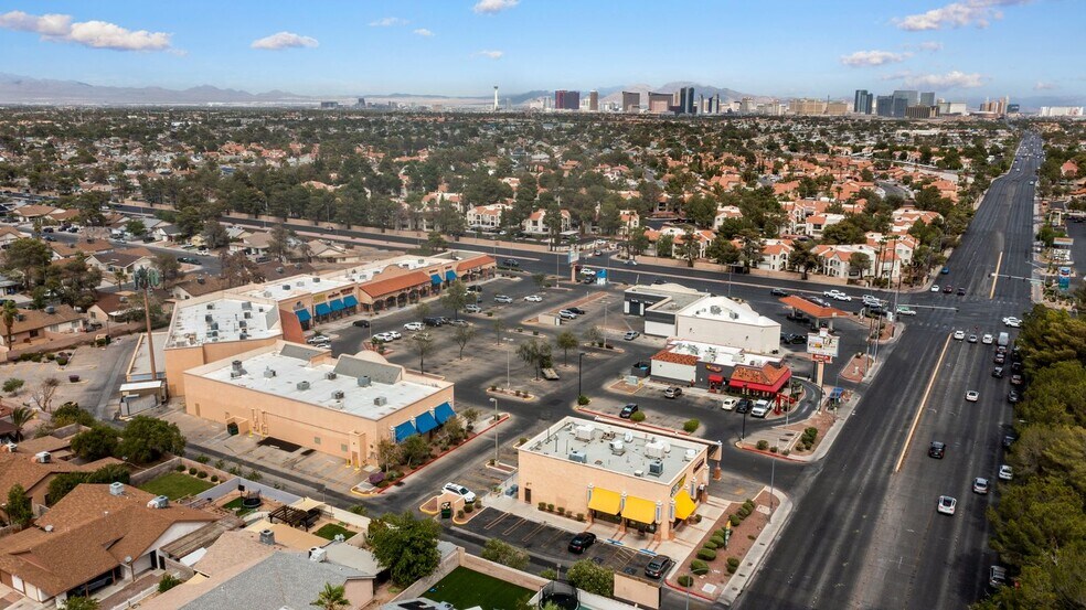 4811-4897 S Rainbow Blvd, Las Vegas, NV à louer - Photo du bâtiment - Image 3 de 8