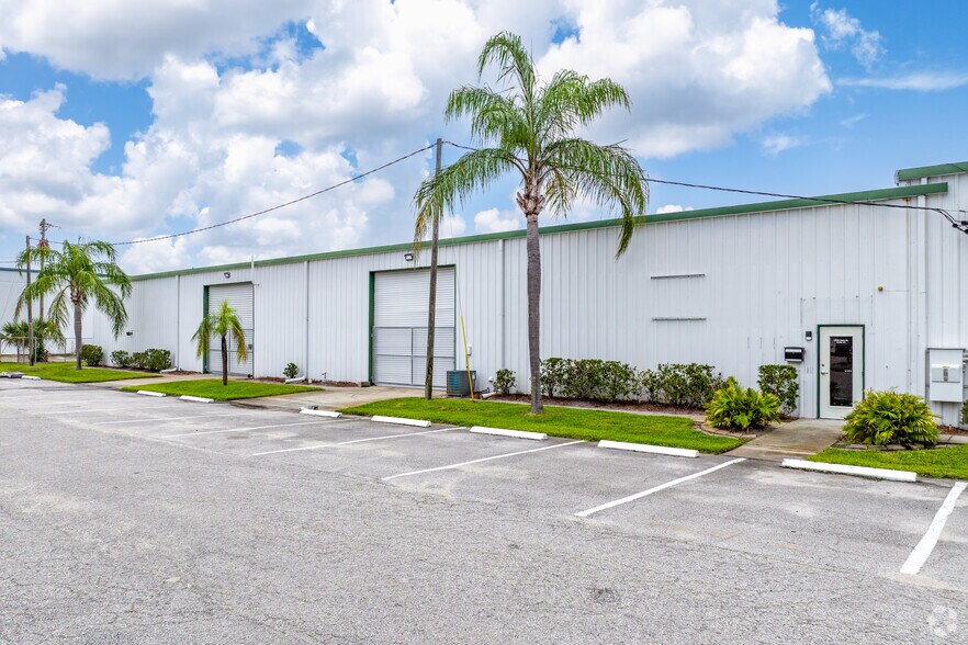 1720 Main St NE, Palm Bay, FL à louer - Photo du bâtiment - Image 3 de 30