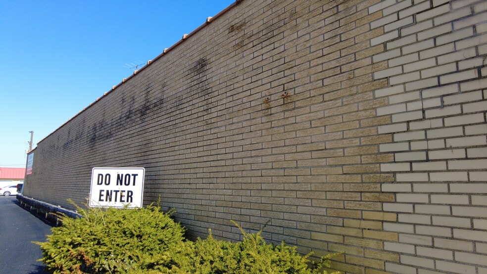 116 Constitution Plaza, Monticello, IN for lease - Building Photo - Image 3 of 9
