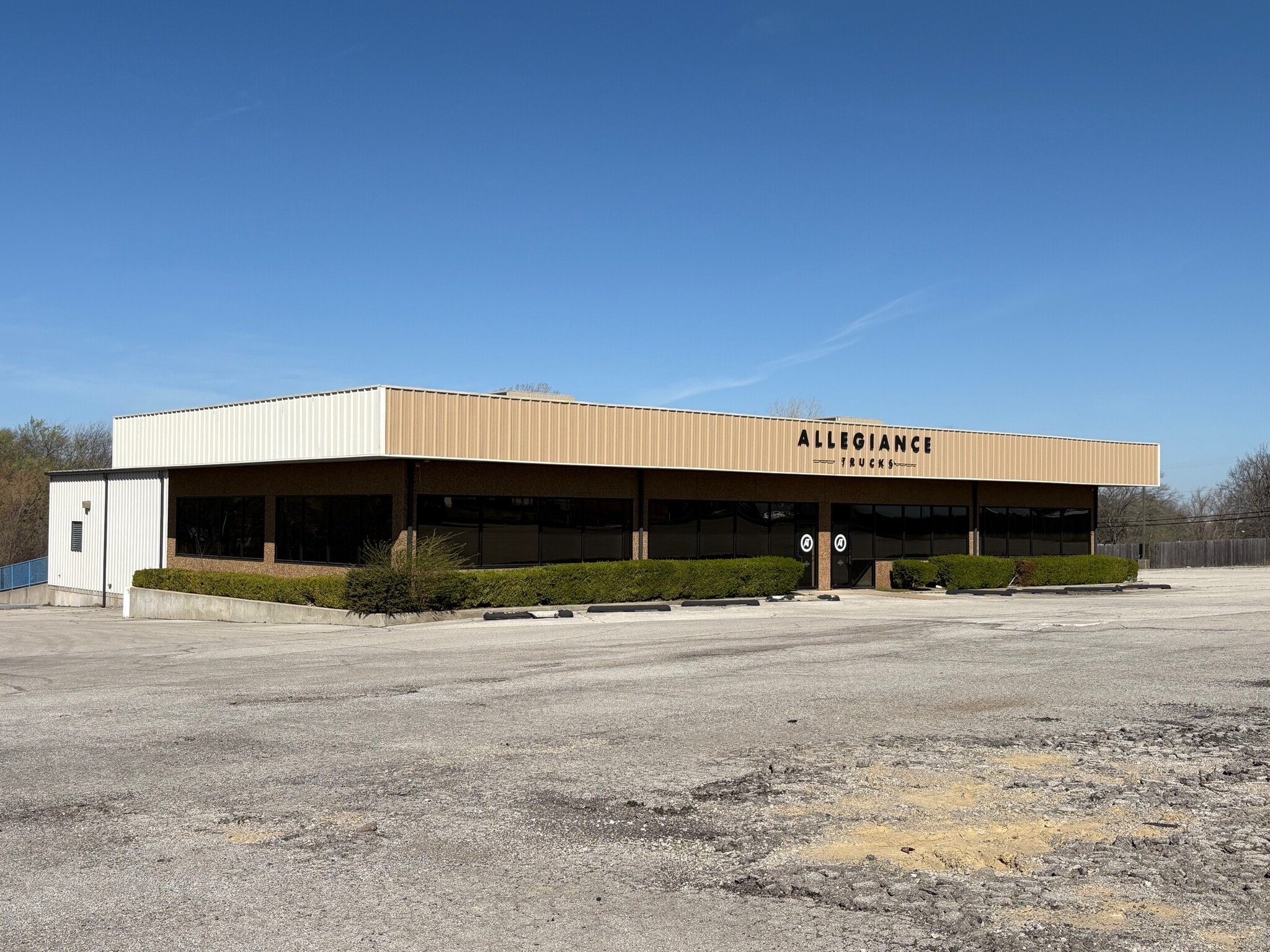 556 Memorial E Dr, Tulsa, OK for lease Building Photo- Image 1 of 7