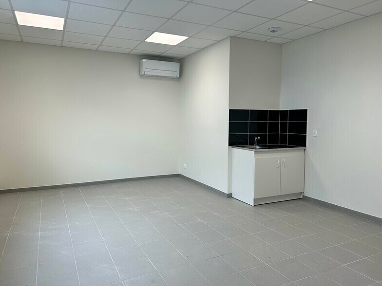 Flex in Chalon-sur-Saône for lease - Interior Photo - Image 2 of 4