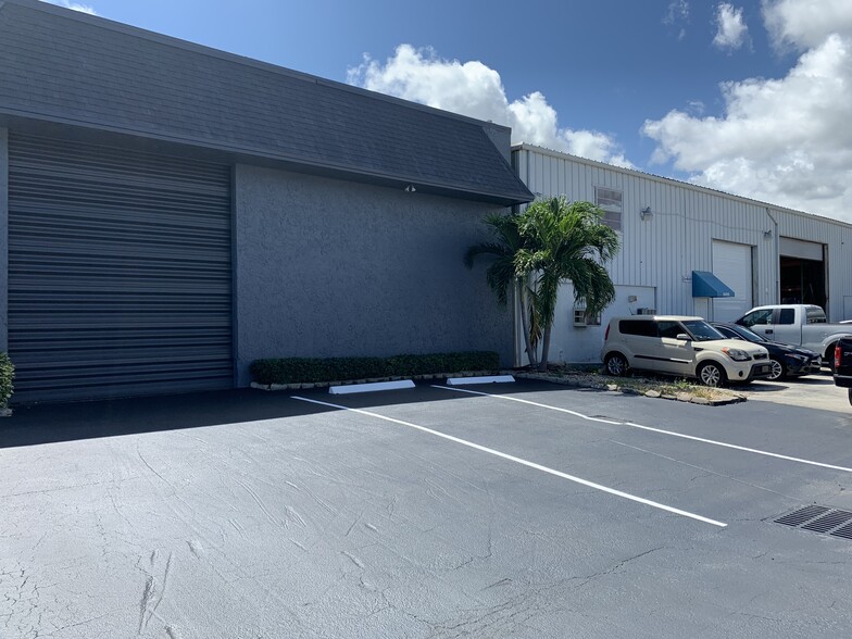 560 NE 26th Ct, Pompano Beach, FL for lease - Building Photo - Image 3 of 5