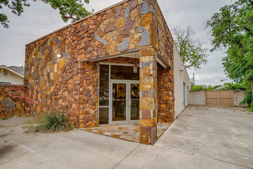 914 N Sylvania Ave, Fort Worth, TX for lease - Building Photo - Image 2 of 5