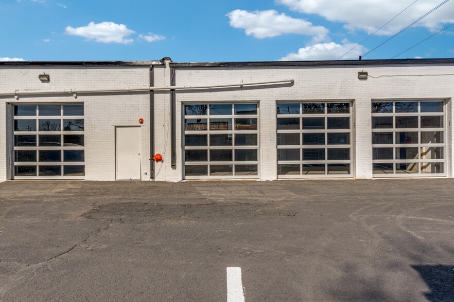 2711 Irving Blvd, Dallas, TX for lease - Building Photo - Image 2 of 10