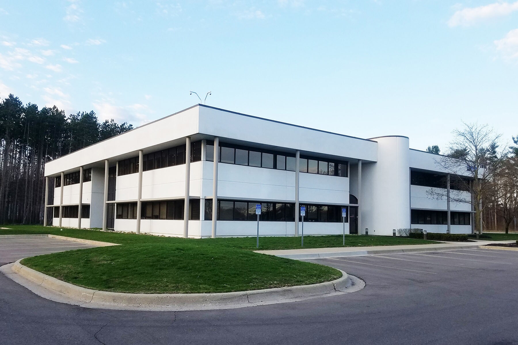 2655 E Oakley Park Rd, Commerce Township, MI à louer Photo principale- Image 1 de 6