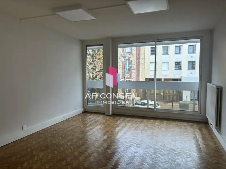 Office in Le Chesnay-Rocquencourt for lease - Interior Photo - Image 2 of 10