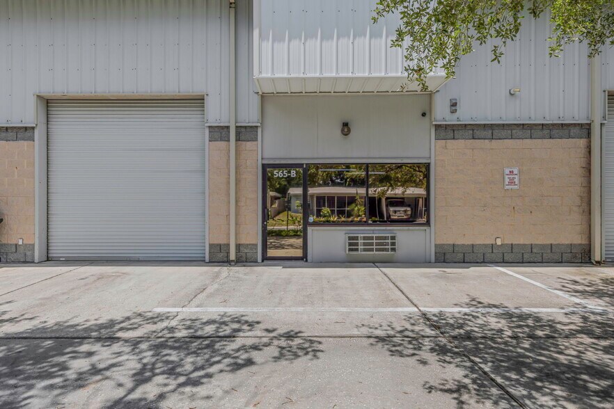 565 Frederica Ln, Dunedin, FL à louer - Photo du bâtiment - Image 2 de 53