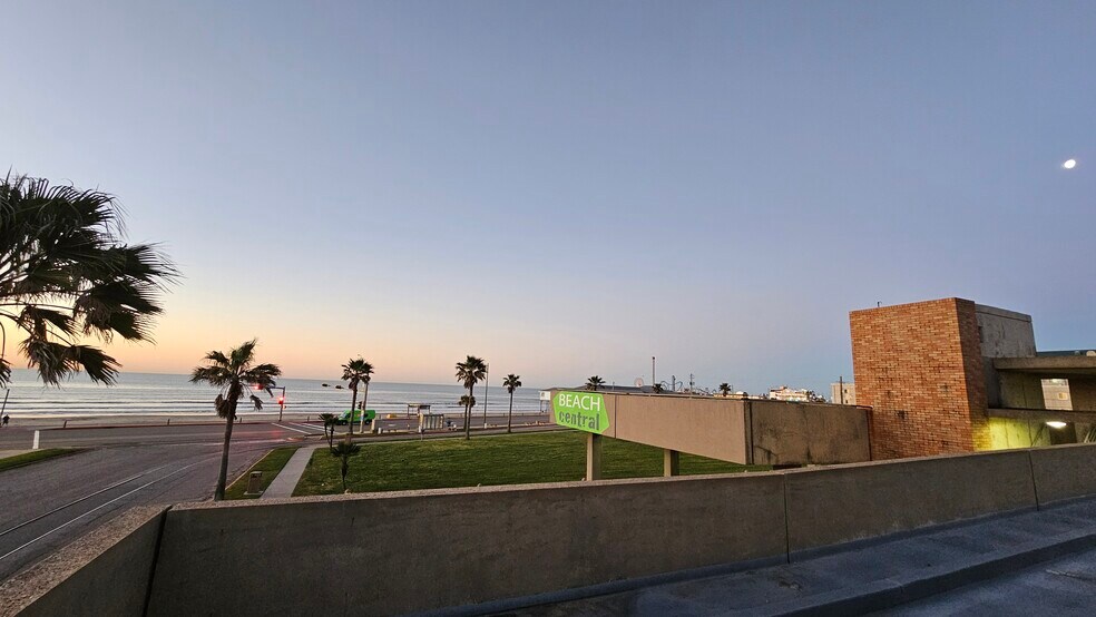 2102 Seawall Blvd, Galveston, TX à vendre - Photo du bâtiment - Image 3 de 13