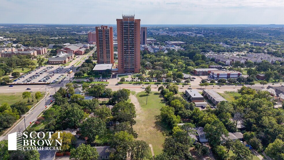 415 University Drive, Denton, TX à vendre - Photo du bâtiment - Image 3 de 11