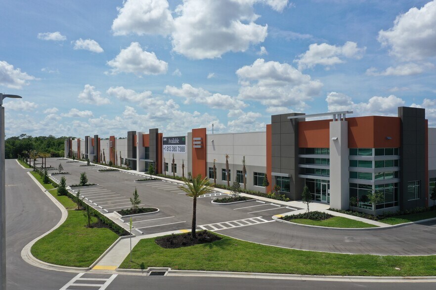 11600 Trade Park Way, San Antonio, FL à louer - Photo du bâtiment - Image 2 de 12