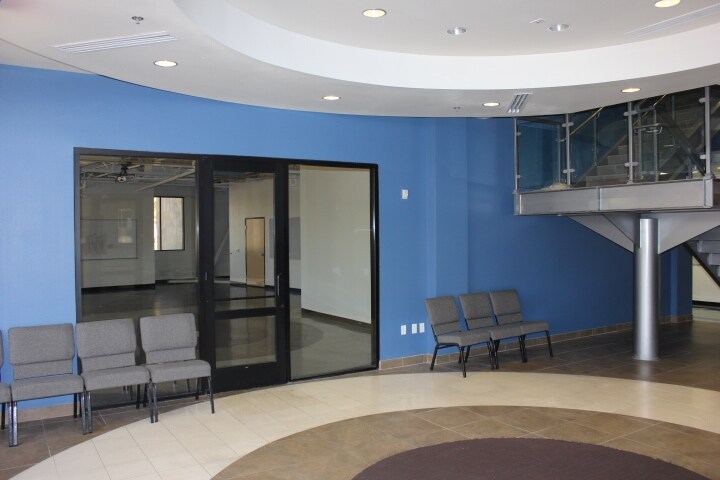 7485 W Azure Dr, Las Vegas, NV à louer - Photo du bâtiment - Image 3 de 10