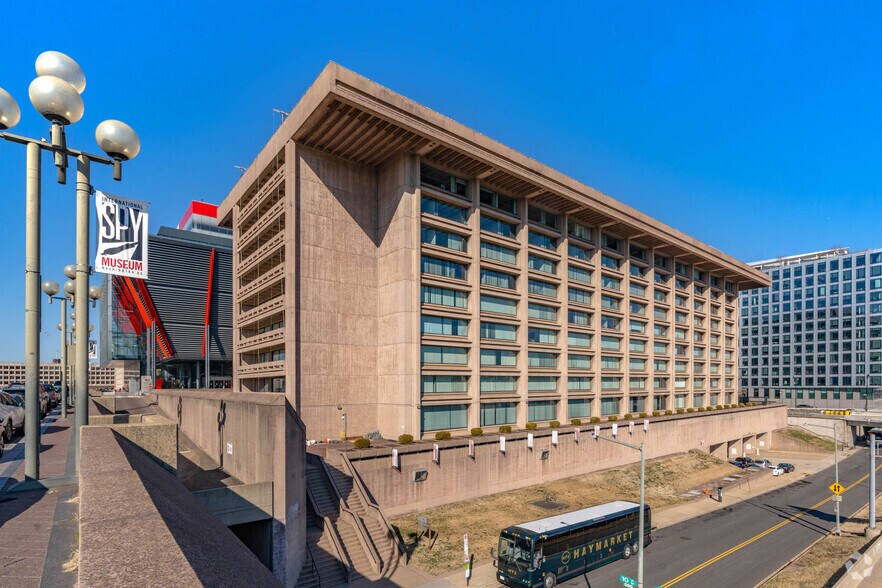 950 L'Enfant Plz SW, Washington, DC à louer - Photo du bâtiment - Image 2 de 6