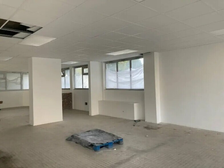 Office in Trappes for lease - Interior Photo - Image 3 of 9