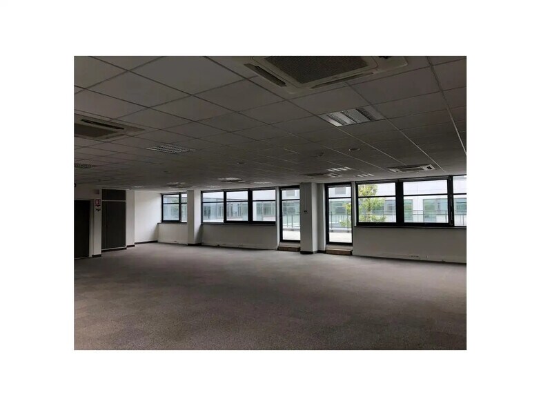 Office in Roissy-en-France for lease - Interior Photo - Image 3 of 3