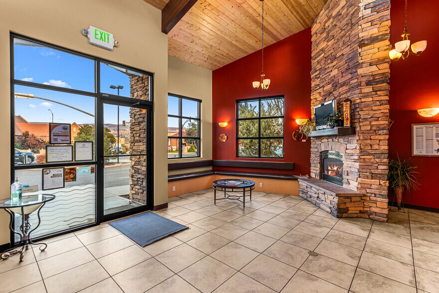 10 N Chelan Ave, Wenatchee, WA à louer - Photo du bâtiment - Image 1 de 46