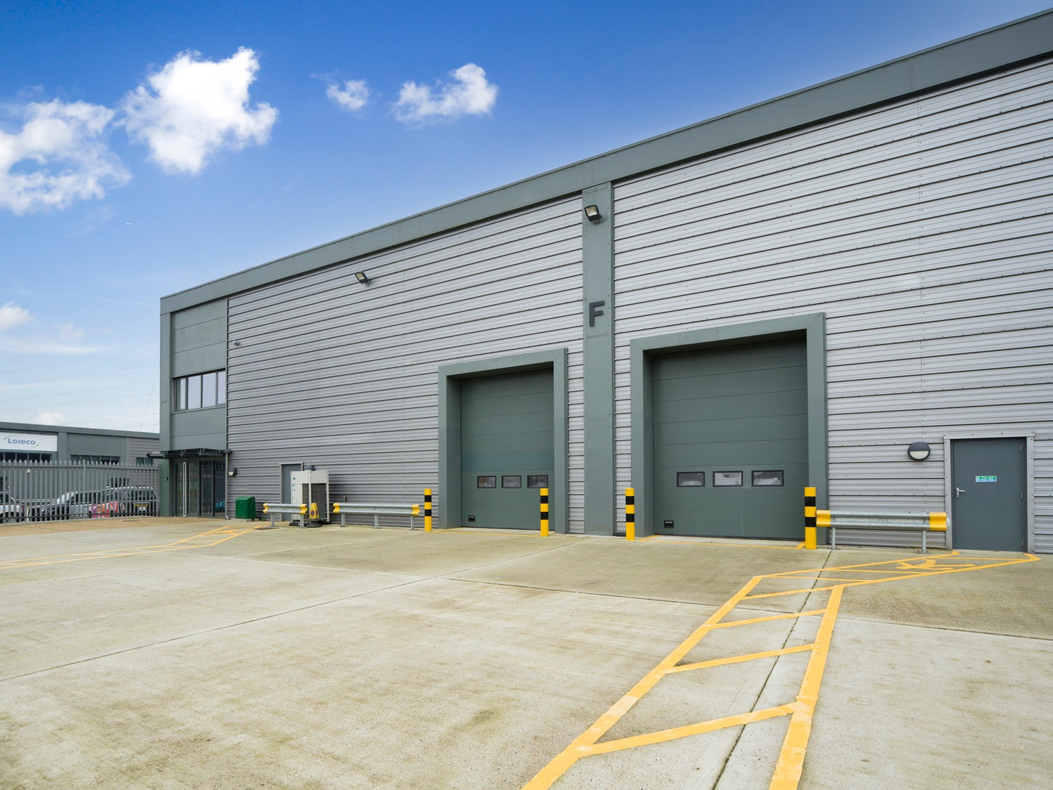 Leeside Rd, Londres à louer Photo du bâtiment- Image 1 de 6