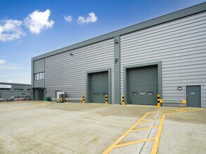 Leeside Rd, Londres à louer Photo du bâtiment- Image 1 de 6