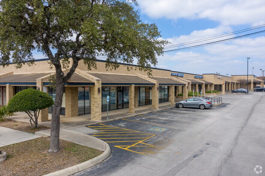 2235 Thousand Oaks Dr, San Antonio, TX à louer - Photo du bâtiment - Image 3 de 12