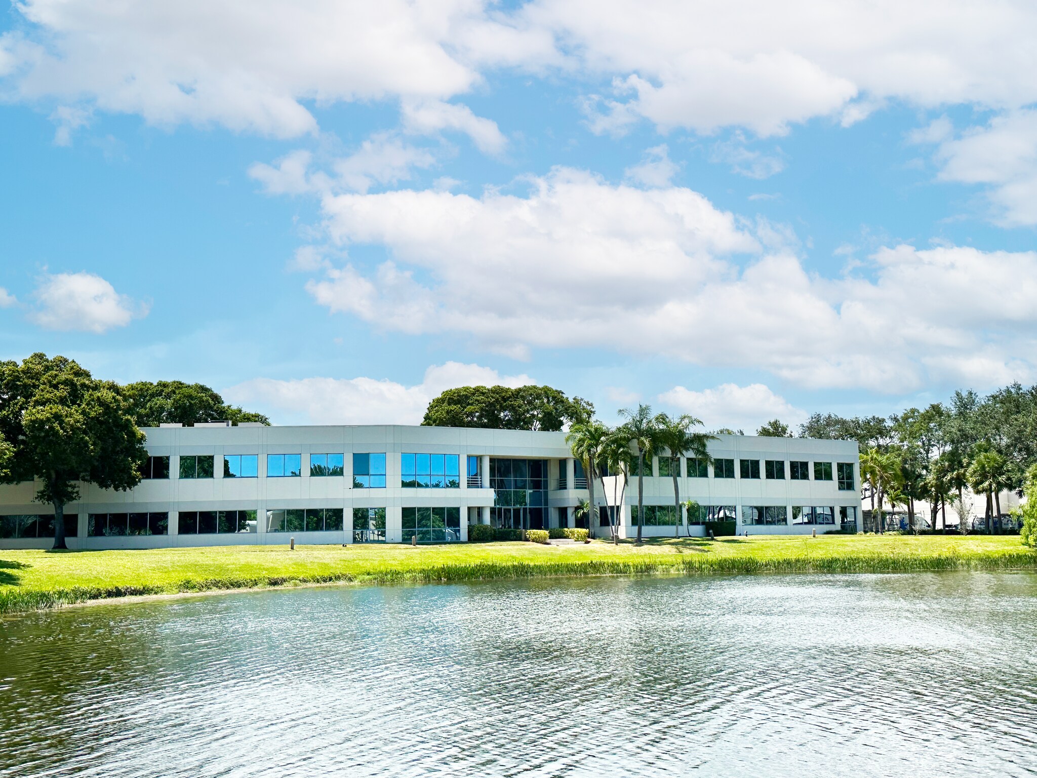 5500 Village Blvd, West Palm Beach, FL à louer Photo du bâtiment- Image 1 de 7