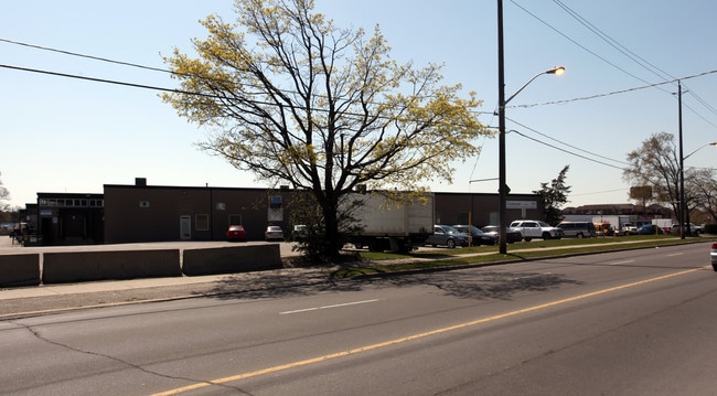 Plus de détails pour 581-597 Trethewey Dr, Toronto, ON - Industriel à louer
