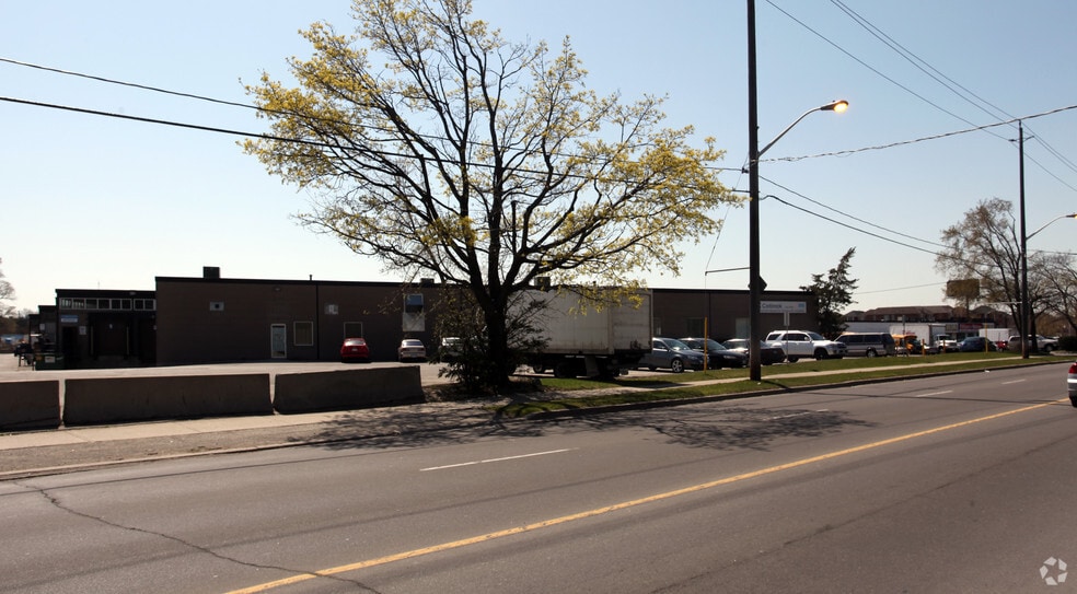 581-597 Trethewey Dr, Toronto, ON for lease - Primary Photo - Image 1 of 5