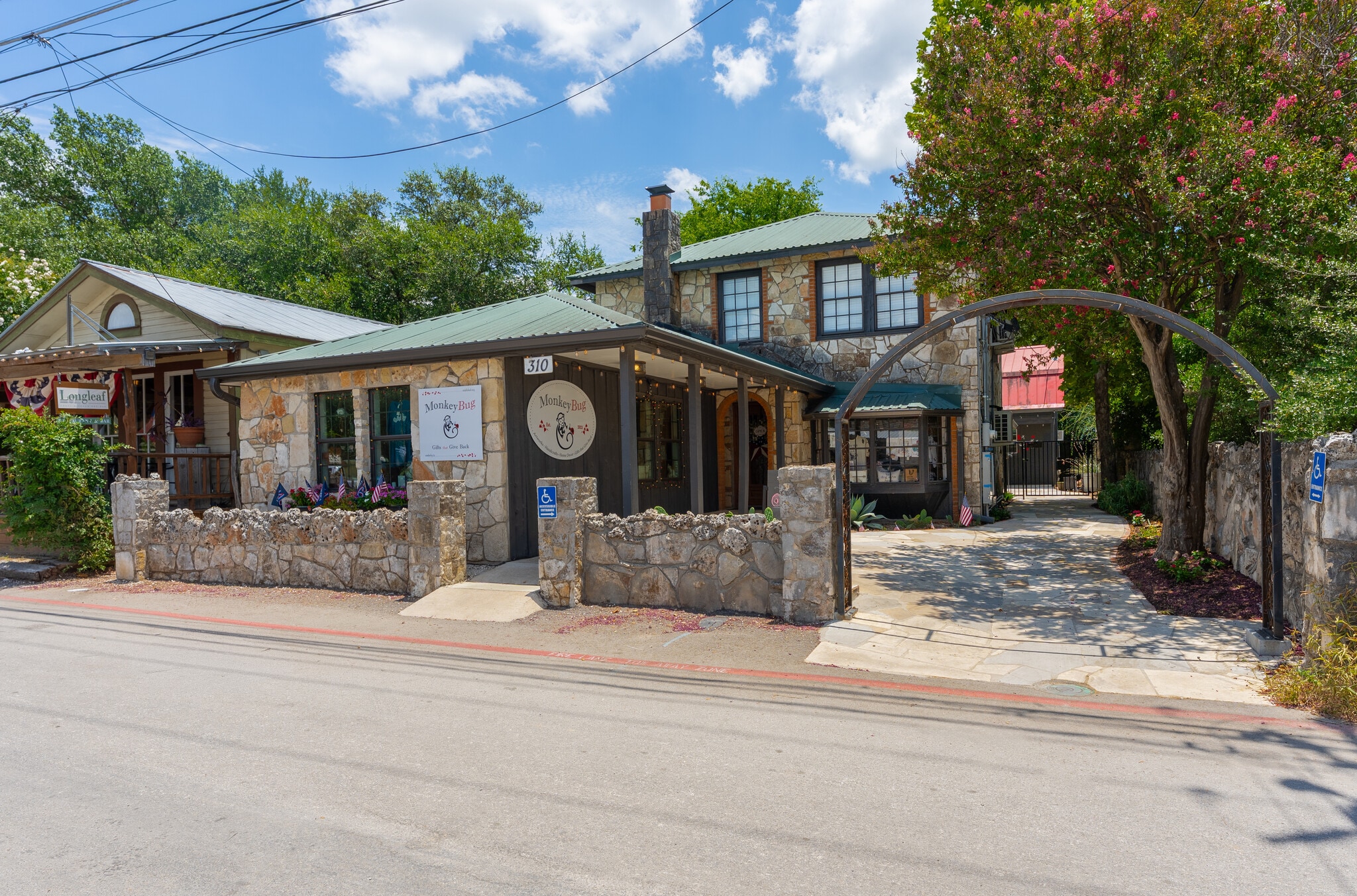 310 Wimberley Sq, Wimberley, TX à vendre Photo du bâtiment- Image 1 de 33