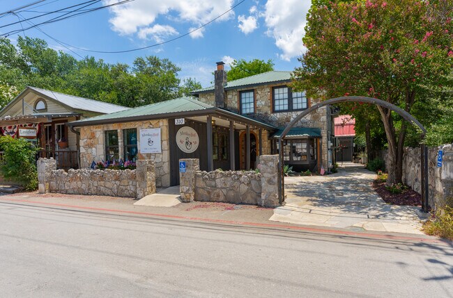 Plus de détails pour 310 Wimberley Sq, Wimberley, TX - Commerce de détail à vendre