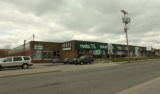 Plus de détails pour 112-118 Orfus Rd, Toronto, ON - Commerce de détail à louer