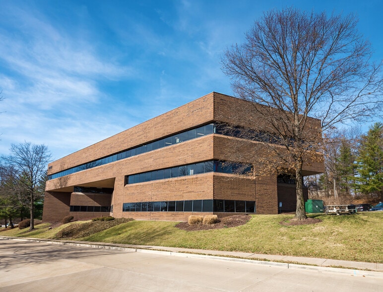 12125 Woodcrest Executive Dr, Saint Louis, MO for lease - Building Photo - Image 2 of 11