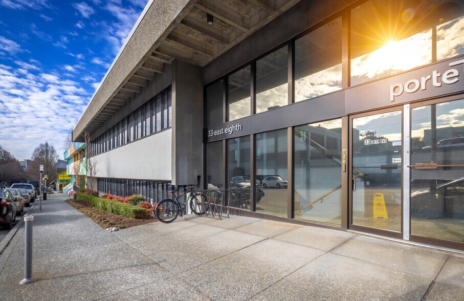 33 E 8th Ave, Vancouver, BC à louer - Photo du bâtiment - Image 1 de 7