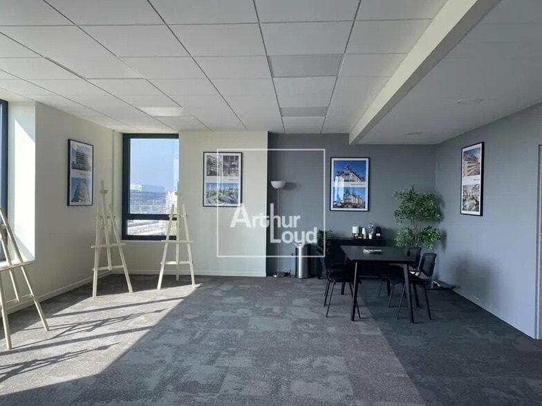 Office in Melun for sale - Building Photo - Image 2 of 7