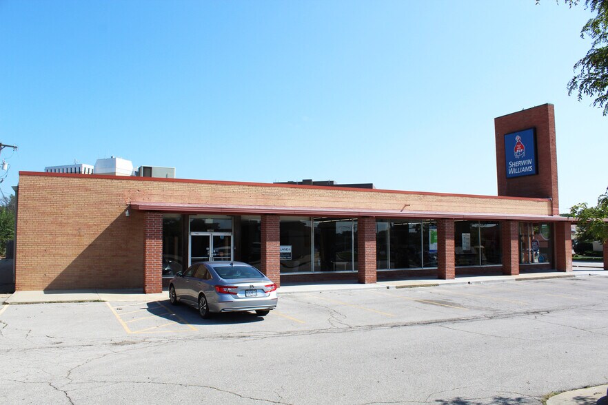 7002 Johnson Dr, Mission, KS à louer - Photo du bâtiment - Image 2 de 6