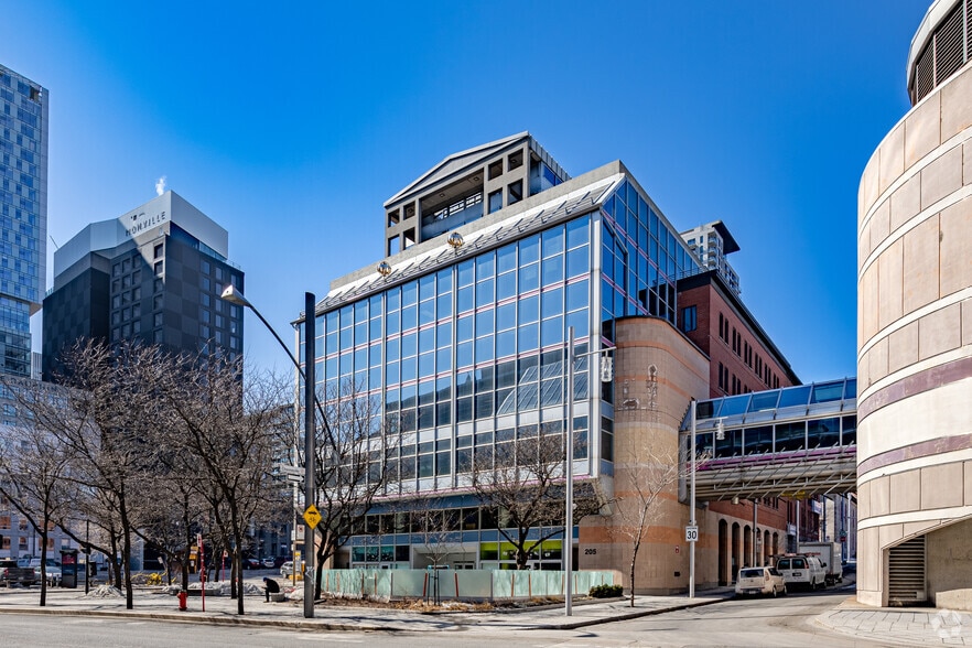 205 Av Viger O, Montréal, QC for sale - Building Photo - Image 1 of 1