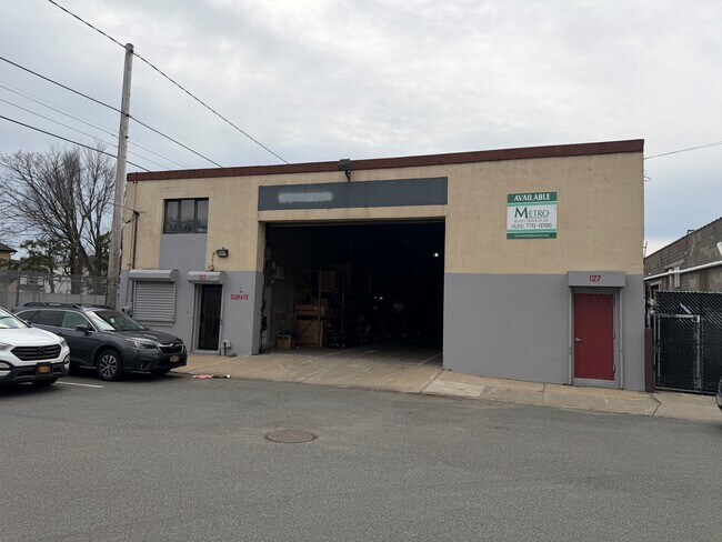 Plus de détails pour 127 S Fourth St, New Hyde Park, NY - Industriel à louer