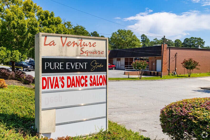 3292 Laventure Dr, Atlanta, GA à vendre - Photo du bâtiment - Image 3 de 10