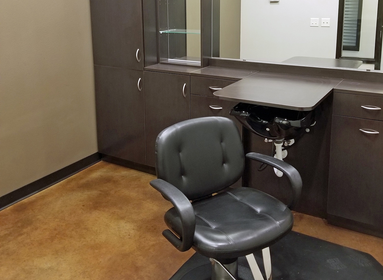 913 Burlington Ave, Bismarck, ND for lease Interior Photo- Image 1 of 6