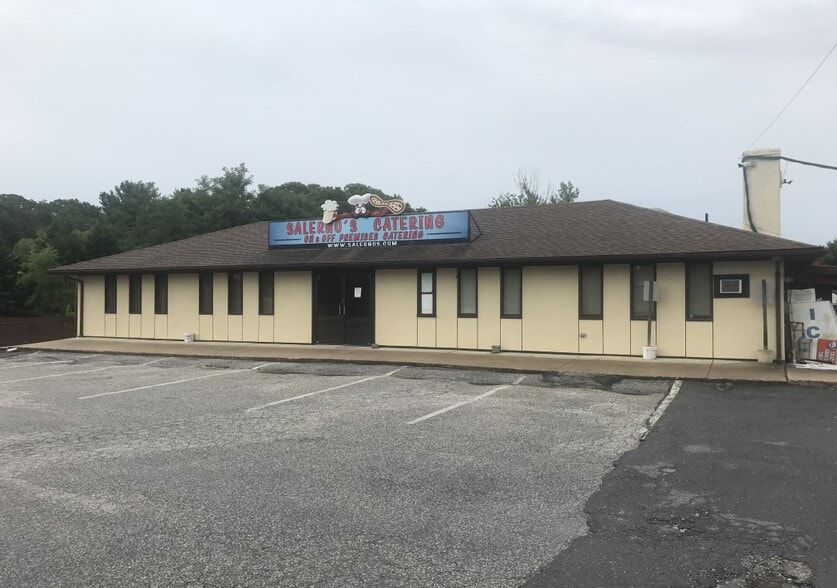 Salerno’s Restaurant & Catering portfolio of 2 properties for sale on LoopNet.ca - Building Photo - Image 2 of 7