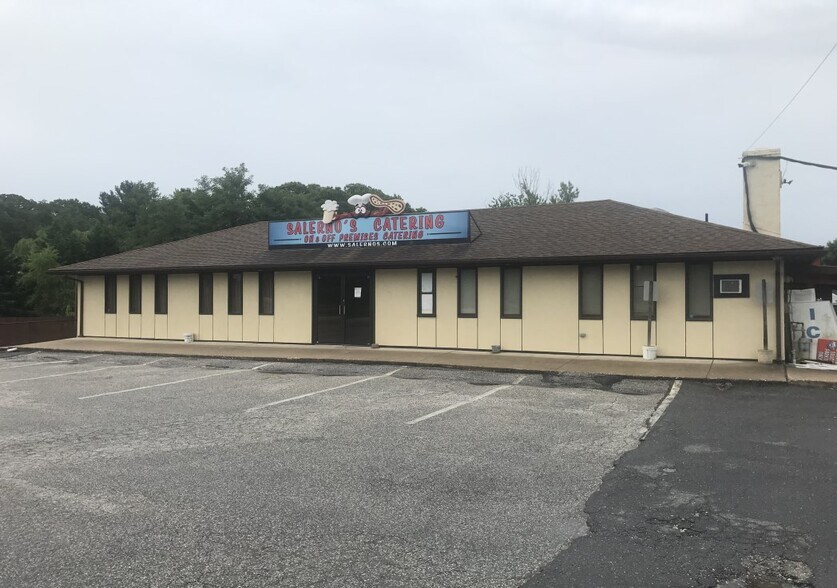 Salerno’s Restaurant & Catering portefeuille de 2 propriétés à vendre sur LoopNet.ca - Photo du bâtiment - Image 2 de 7