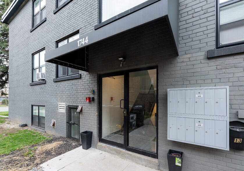 1738 & 1744 WILSON AVENUE portefeuille de 2 propriétés à vendre sur LoopNet.ca - Photo du bâtiment - Image 2 de 6